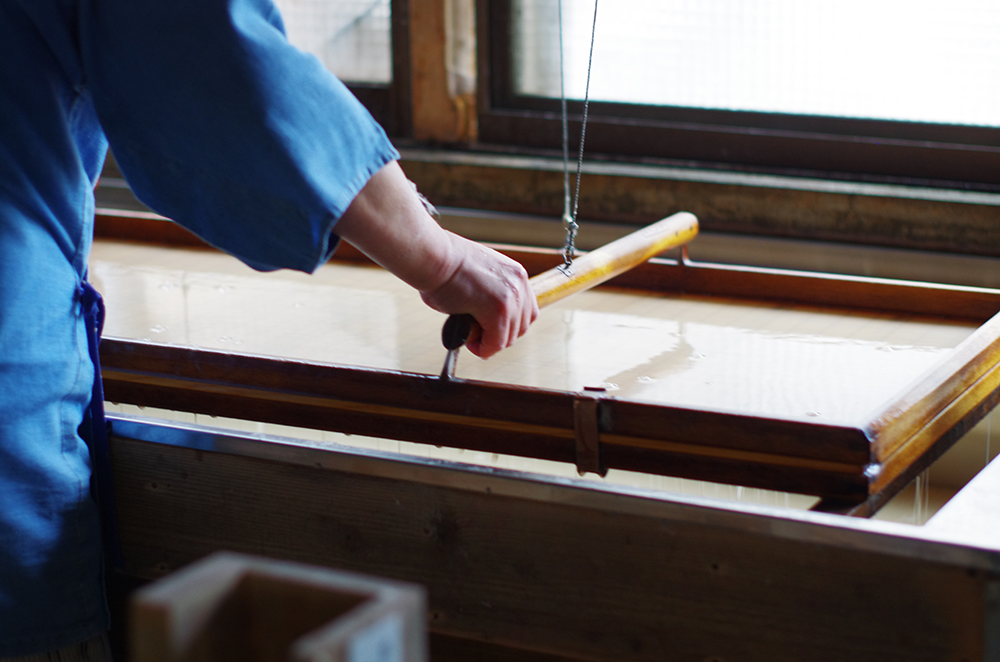 暮らしを支える機械抄き和紙